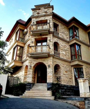 Monument Guesthouse